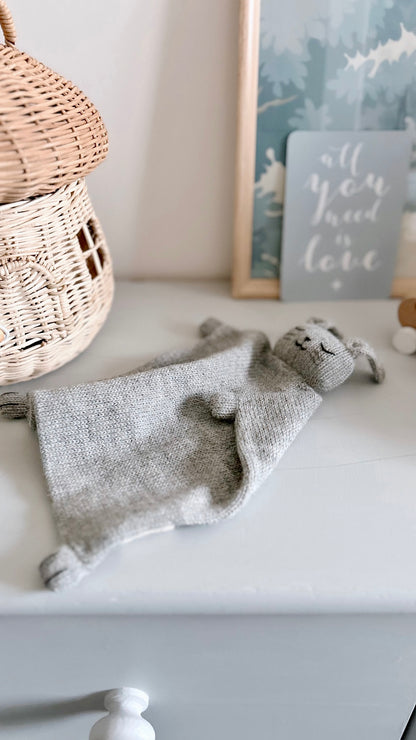 Main Sauvage Doudou plat tricoté gris
